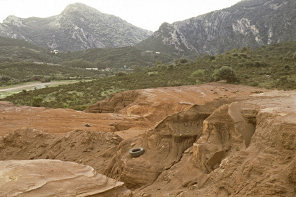 schwermetall-versäuuchte Minen-Abraumhalde auf Sardinien