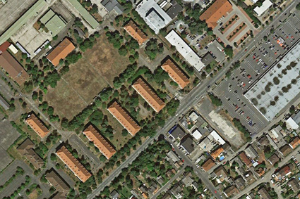 von bewohnbaren Gebäuden umstandener ehemaliger Exerzierplatz der Kelley Barracks in Darmstadt - Luftbild