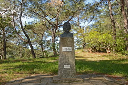 Karatepe-Aslantaş - Denkmal für Halet Cambel an der Ausgrabungsstätte von Karatepe