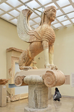 Die Sphinx der Naxier in Delphi aus dem 6. Jh. (Archäologisches Museum Delphi)