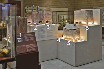 Übersicht über die 6 Tonsärge (Larnakes) im Zentrum der mykenischen Sektion des Archäologischen Museums von Theben