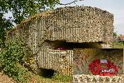 Reste eines deutschen Bunkers in der Gedenkstätte „Hill 60“ bei Zillebeke (Belgien, südöstlich von Ypres) mit Vergrößerung der von Besuchern eingelegten Kreuze und stilisierten Erinnerungsmohnblumen (remembrance poppies).