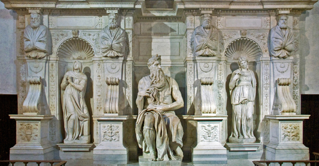 Sockelgeschoss des Grabmals für Papst Juli II. mit dem Moses von Michelangelo sowie den Frauen Jakobs, Lea und Rachel