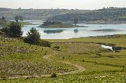 Der Berdan-Stausee, in dem nördlich von Tarsus der historische Kydnos zwecks Bewässerung der industrialisierten Landwirtschaft aufgestaut wurde, dringt in die Täler des romantischen Hügellandes ein.