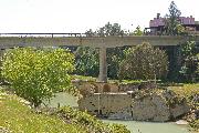 Historische Brückenfragmente unter der hoch liegenden modernen Brücke bei Büyükkösebalcı.