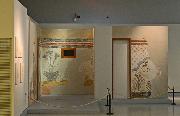 Rekonstruktion des „Room of the Ladies“ im Museum von Fira: die rot gerahmte Tür ist fehlplatziert, die rechte Wand mit der Frau muss nach links an die schmale graue Bodenplatte geklappt werden. Es fehlt die innere Trennwand.