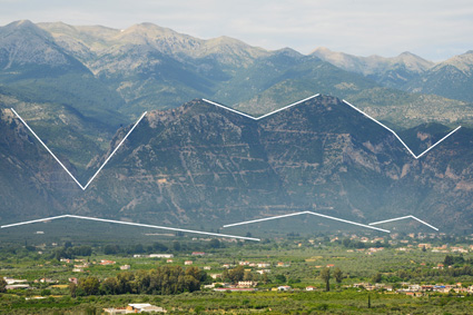 Ansicht der Verwerfungsfläche unterhalb es Taygetos-Gebirges am Rande des Sparta-Grabens