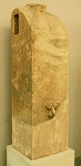 Säulenstatue mit Gliedmaßen im Museum von Marathon