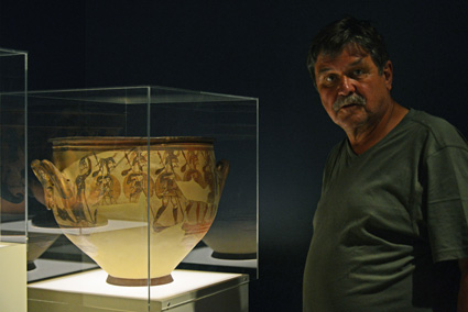 die Kriegervase im Nationalmuseum Athen im Größenvergleich