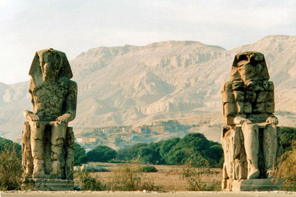 Die Memnonkolosse in der Ebene des ägyptischen Thebens