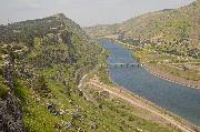 Der Gebirgsdurchbruch des Euphrat unterhalb des Staudamms Richtung Westen. Alle Blicke dieses Panoramas stammen von der Besucherterrasse am Südufer.